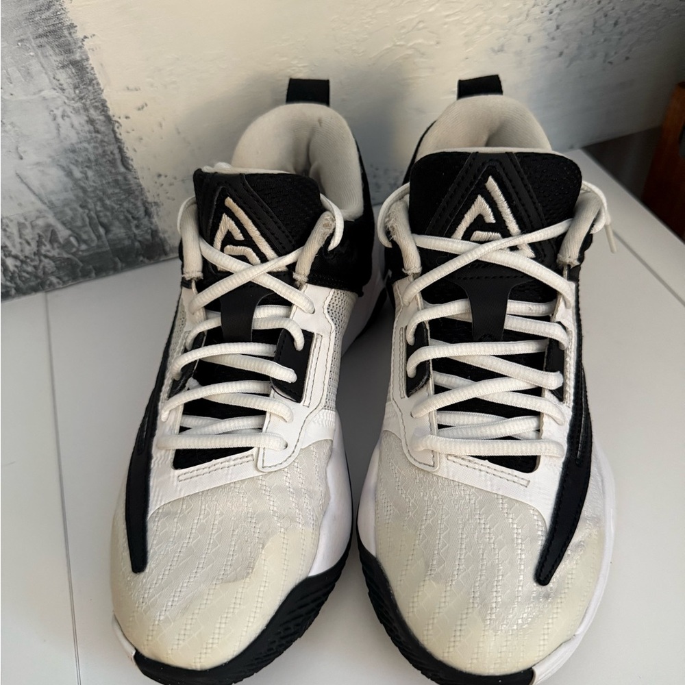 Nike Zoom Freak 4 Giannis Antetokounmpo White Black Size 6 Men’s / 7.5 Women’s